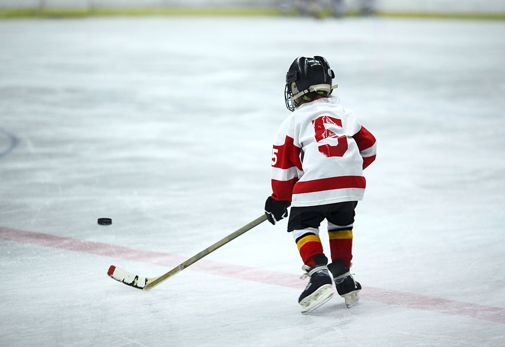 Jeune joueur de hockey avec la rondelle