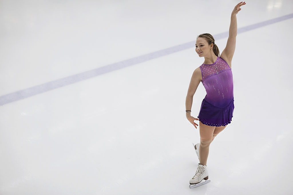 Patineuse artistique sur la glace