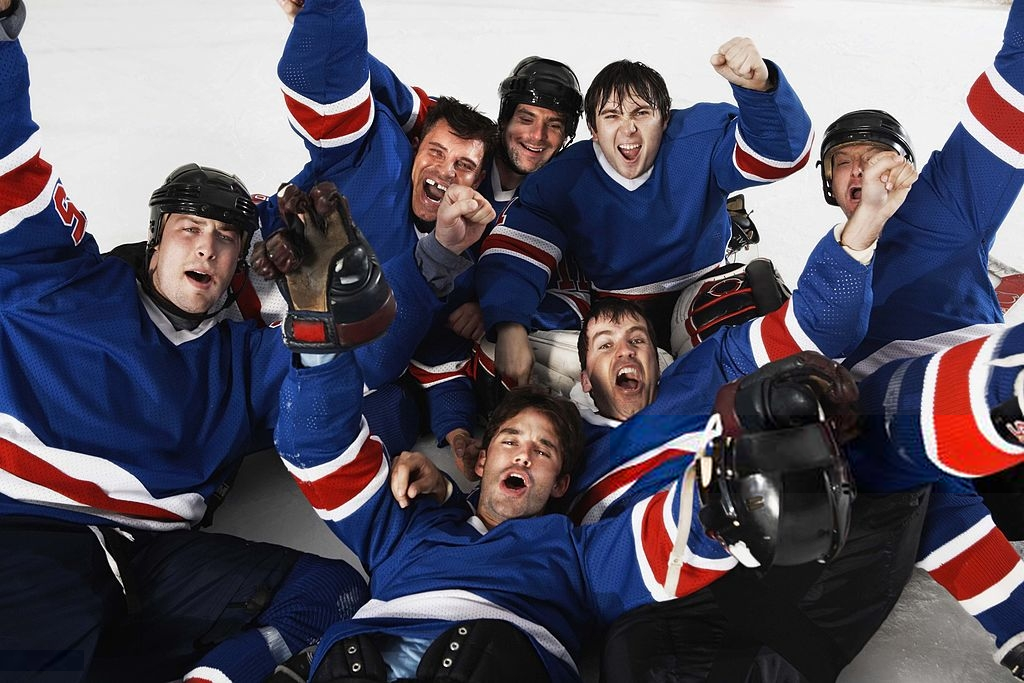 Équipe de hockey qui célèbre une victoire